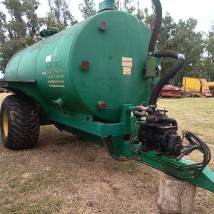 Estercolera Agritech, de 10.000lts de capacidad. Con bomba italiana, rodado de alta flotación y muy reforzada. 