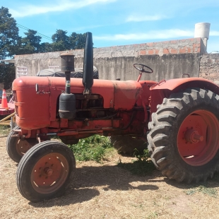 FAHRD 540 CON DIRECCION Y LEVANTE HIDRAULICO, MUY BUENAS GOMAS 18.4.34, EN PERFECTA MARCHA. 