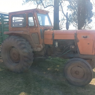 FIAT 700 E AÑO 1978, CON CABINA, DIRECCION Y SALIDA HIDRAULICA, EN PERFECTA MARCHA.