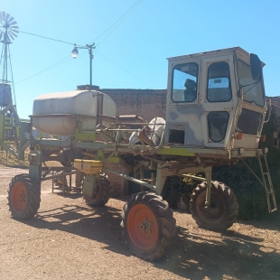 FUMIGADOR AUTOPROPULSADO CON MOTOR PERKINS 6 EN MARCHA, TANQUE DE 1.500 LTS. CON FALTANTE DE BARRAL, ESPECIAL PARA REFORMAR A FERTILIZADOR. 