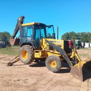 RETRO PALA JOHN DEERE 310 D, CON CABINA CERRADA, BALDE DE 1,5 M3. BIEN ENGOMADA EN PERFECTO FUNCIONAMIENTO.