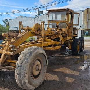 MOTONIVELADORA CATERPILLAR, MODOLO 14, EQUIPADA CON MOOTR CUMINS Y ESCARIFICADOR DELANTERO, EN FUNCIONAMIENTO.