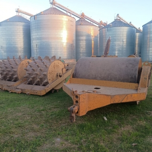 PATA DE CABRA DOBLE DE ARRASTRE DE 3 MTS DE ANCHO DE TRABAJO Y ROLO DE ARRASTRE LISO CON MOTOR DEUTZ