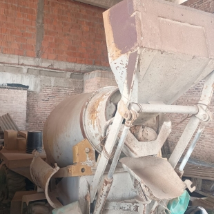 TROMPO HORMIGONERO AUTOPROPULSADO CARMIC, DE 1 M3 DE CAPACIDAD A PONER EN MARCHA. 