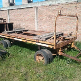 2 ACOPLADO DE 2 EJES CON DUALES Y RAMPAS PARA CARGAR TRACTORES O MAQUINARIA VIAL.