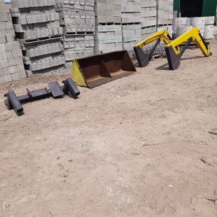 2 PALAS FRONTALES PARA APLCIAR A TRACTOR, UNA CON BALDE Y PINCHE.