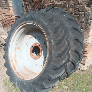 2 CUBIERTAS CON LLANTAS PARA DEUTZ 13.6.38. 