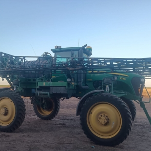 FUMIGADOR AUTOPROPULSADO JHON DEERE 4730 CON TANQUE DE 3.000. TROCHA VARIABLE Y 5.000 HS.