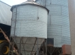 PLANTA DE SILOS DESARMADA, COMPUESTA POR 2 SILOS AEREOS DE 60 T C/U, 1 SILO DE 90 T CONO SUSPENDIDO MARCA FADESI Y 1 SILO DE 12 T CON CONO A 45°, TODOS CON SINFINES CARGADORES Y DISTRIBUIDORES ENTRE SI.